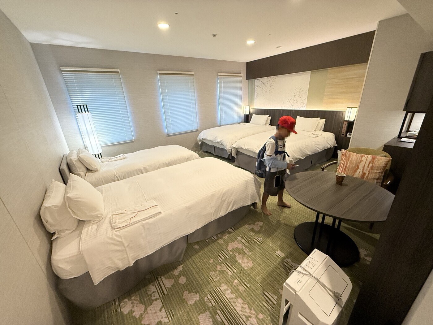 京都で2泊したお部屋。4人分のベッドが並んでいます🏨