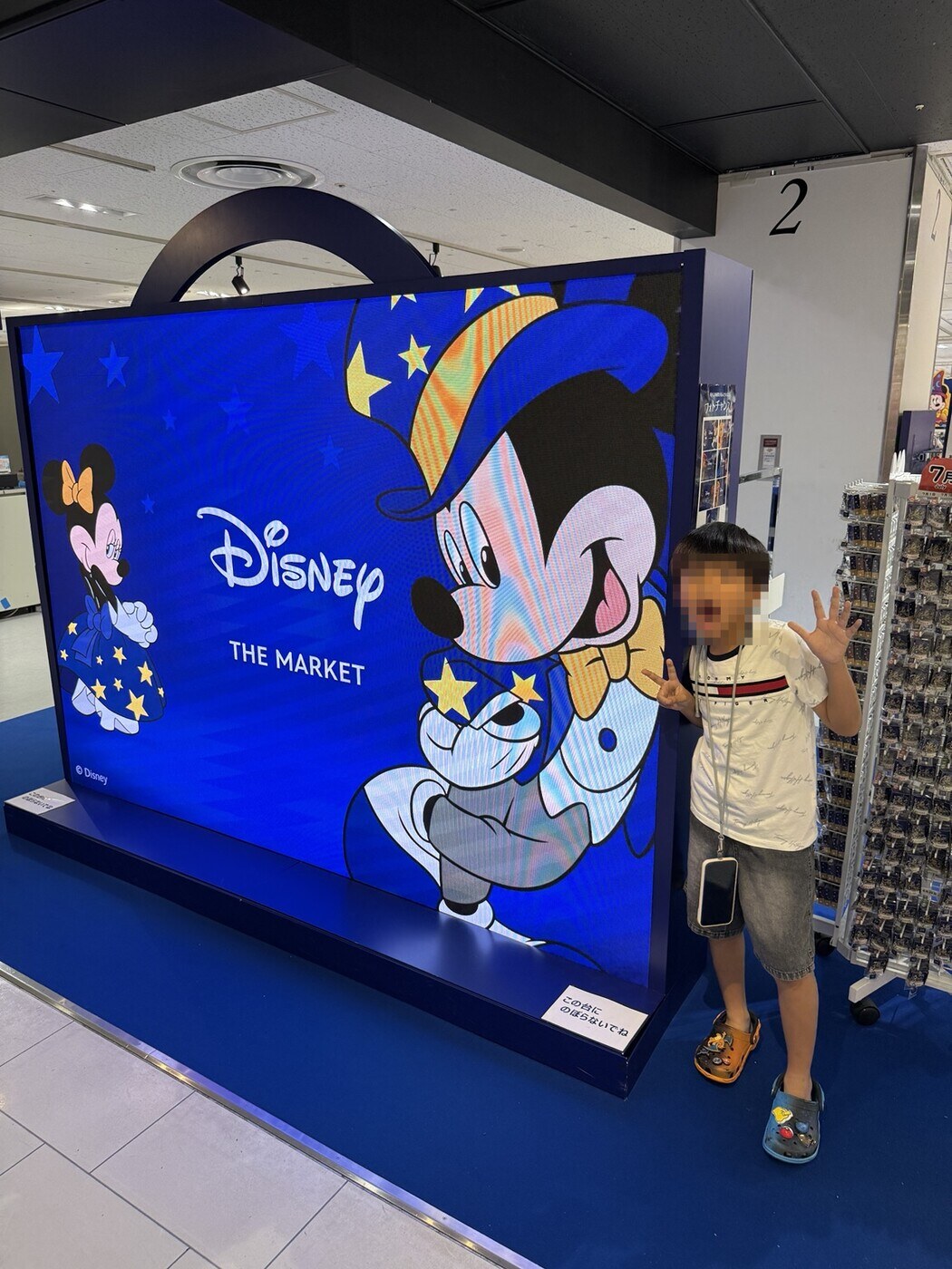 大きなミッキーの前で。Disney THE MARKETに到着です💕