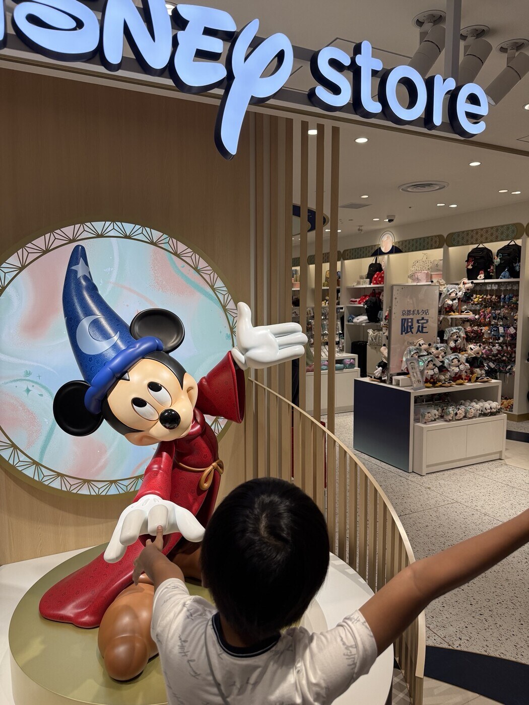 お店の入口にはミッキー。ここでも息子と一緒に📷