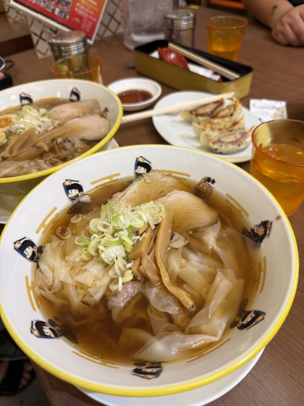 お買い物のあとの夕ご飯。ラーメンと餃子です🍜