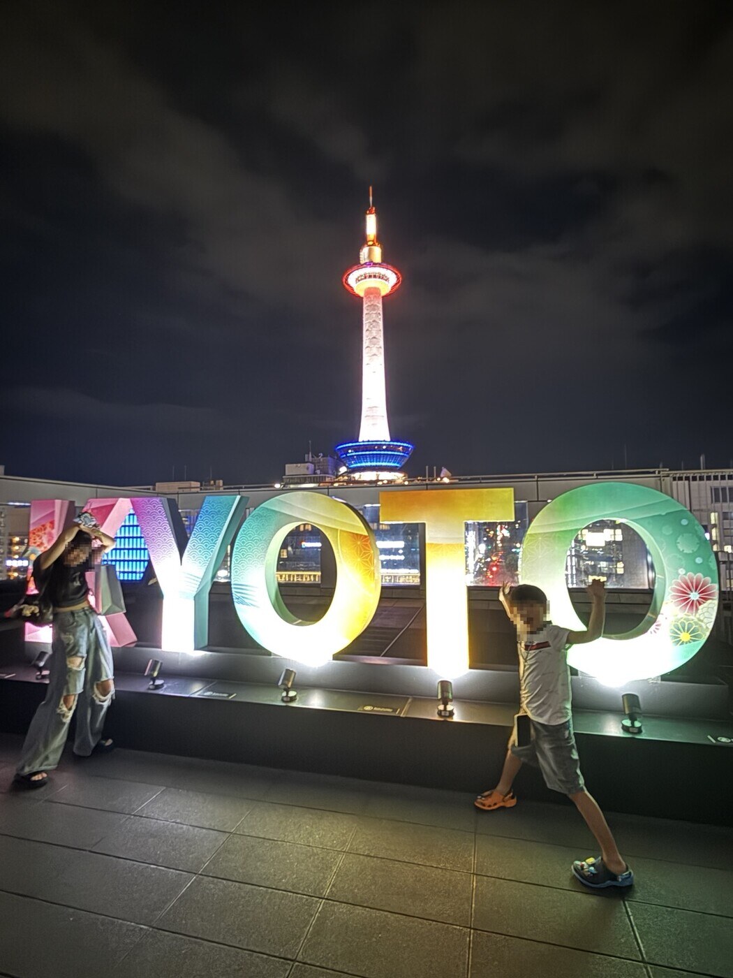 光る「KYOTO」の前で。向こうには京都タワーも見えました✨