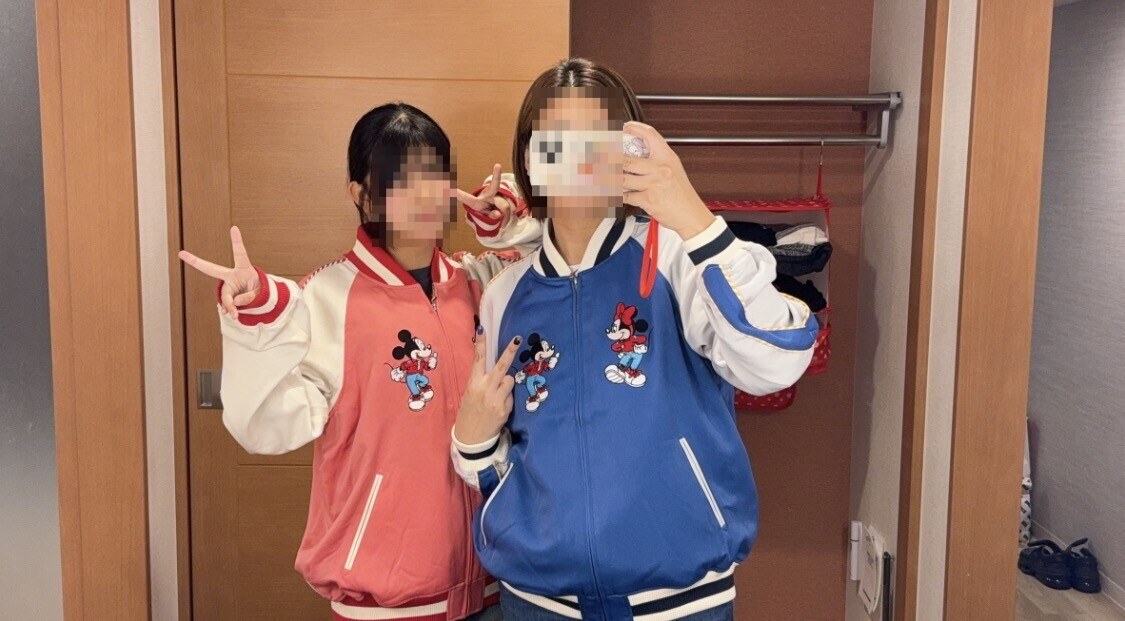 ホテルでさっそく着てみました。母娘で色違いのおそろい🥰