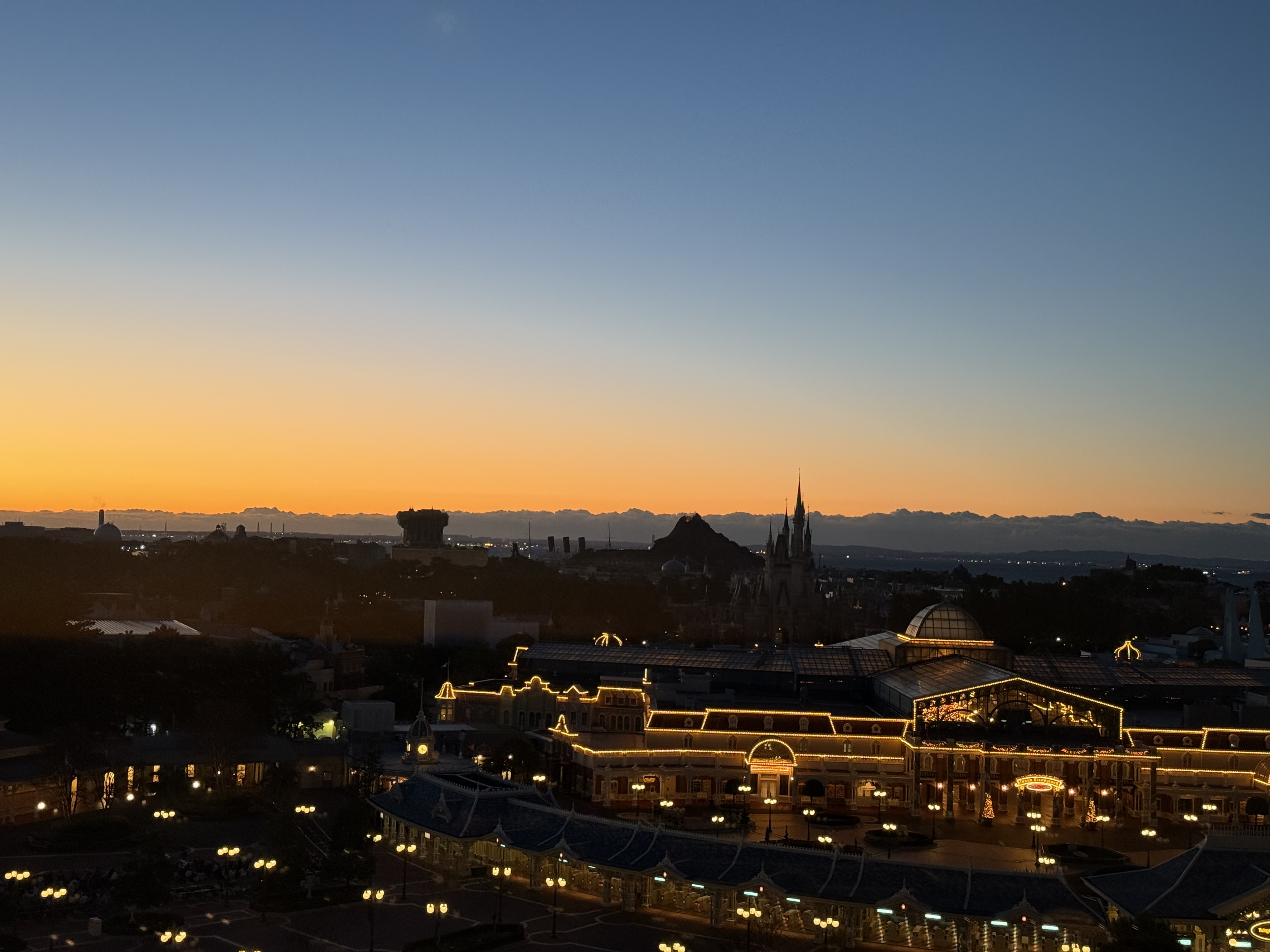 夕暮れの東京ディズニーリゾートを見渡す景色