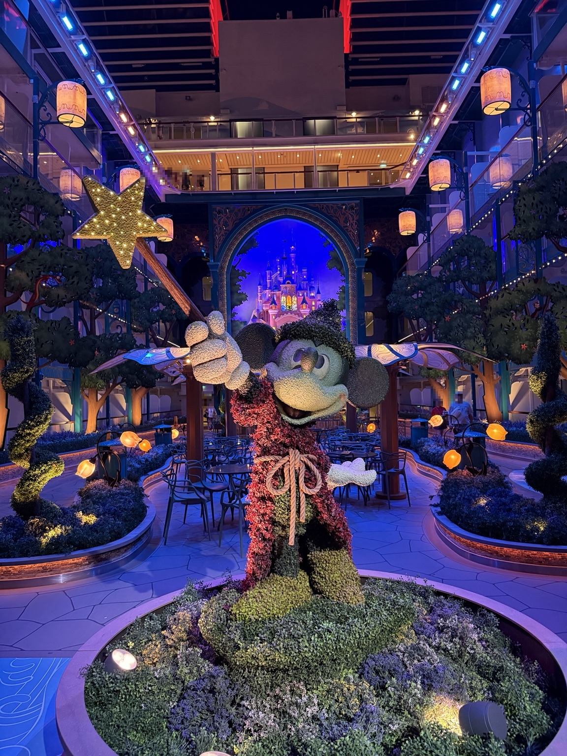 Disney Adventure船内のミッキーマウスのトピアリー