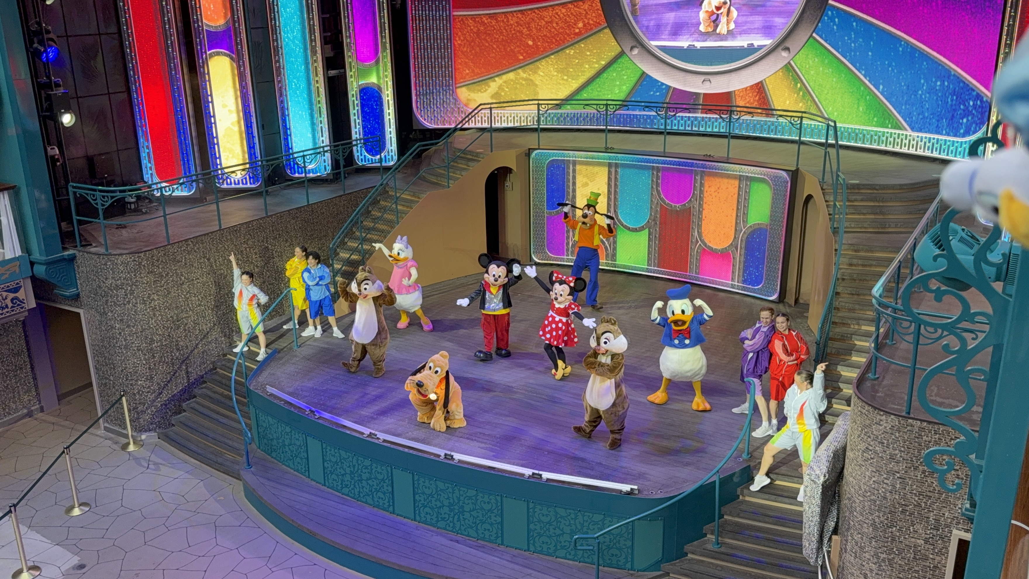 Disney Adventure船内のキャラクターショー