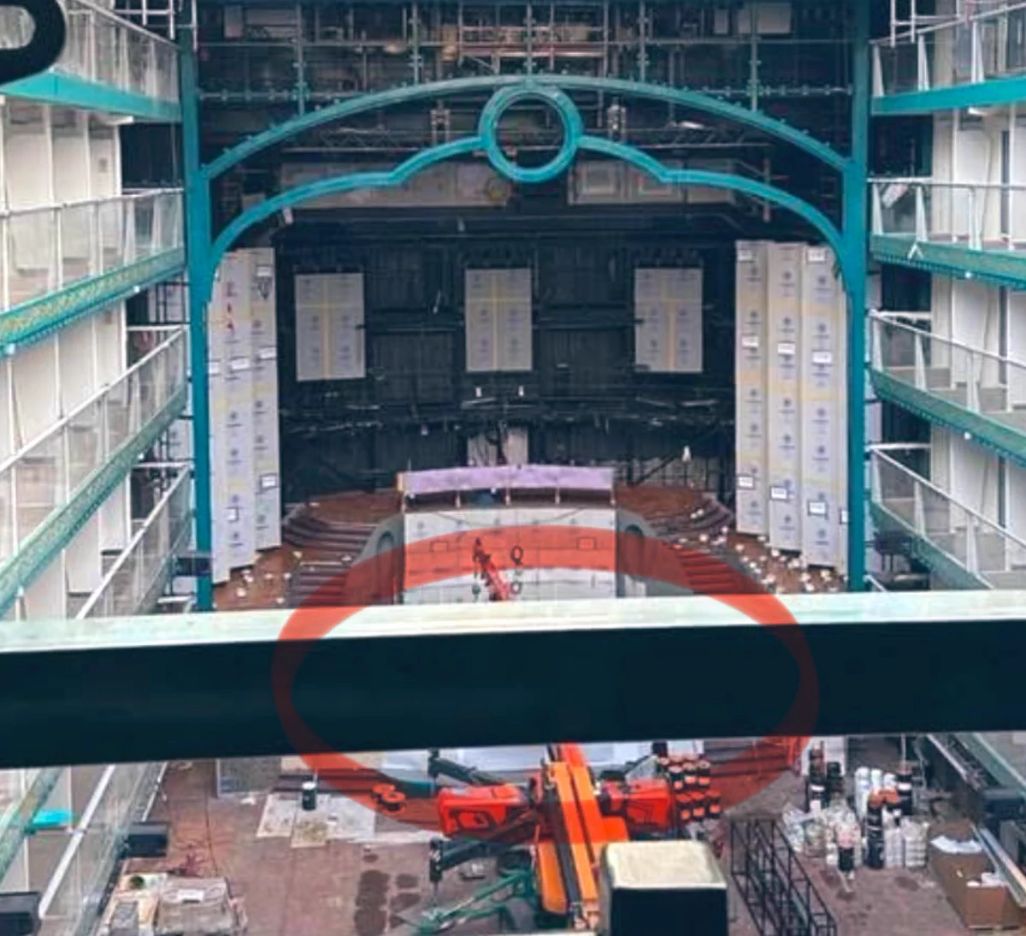 手前の構造物を赤丸で示した建造中の写真