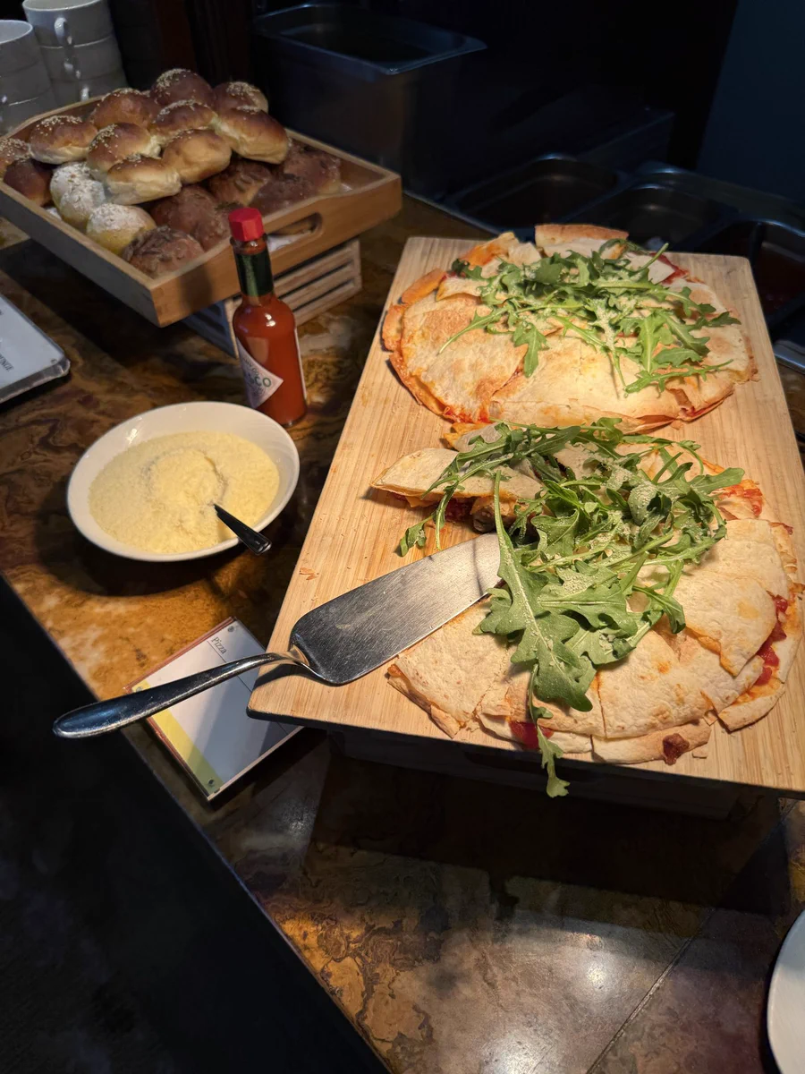 ピザやパンまで並んでいました🍕