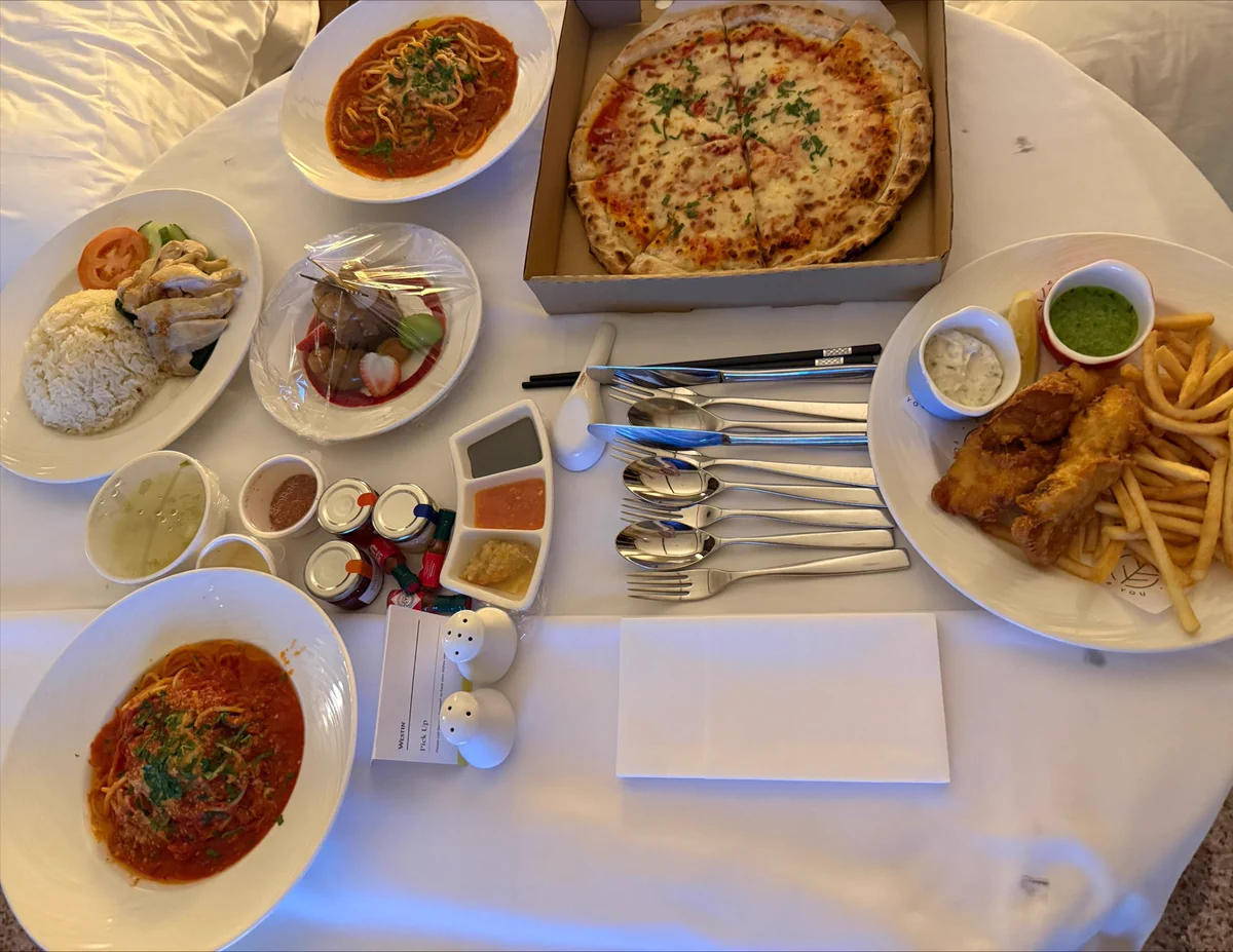 届いたルームサービス。テーブルがいっぱいに😂