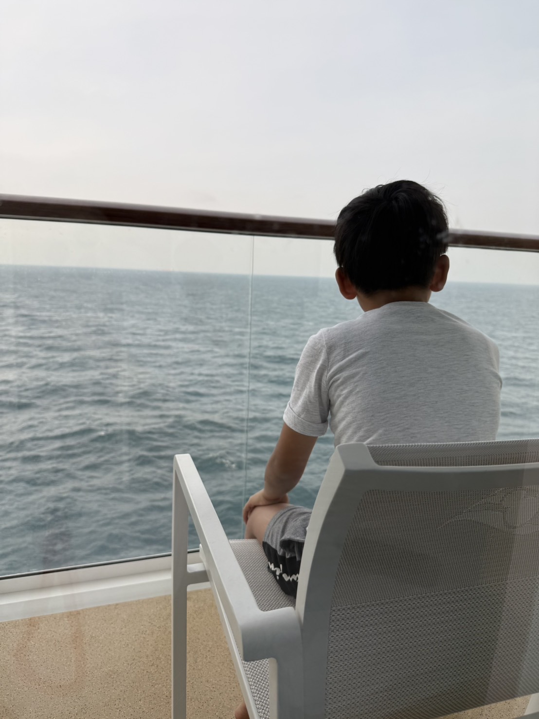 ベランダで海を眺める息子の後ろ姿🌊