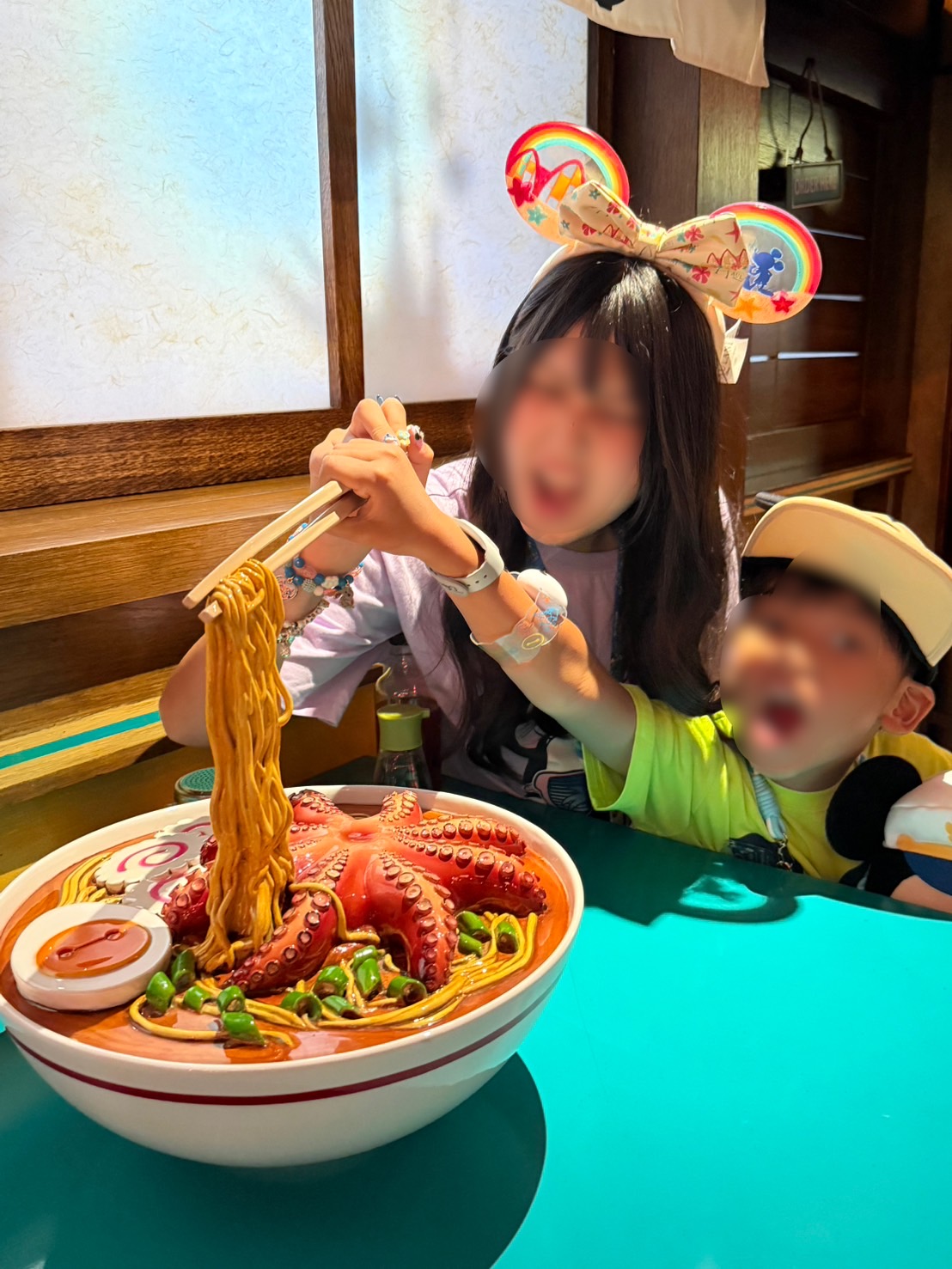 麺を持ち上げているように撮れるフォトスポットで、娘と息子📸
