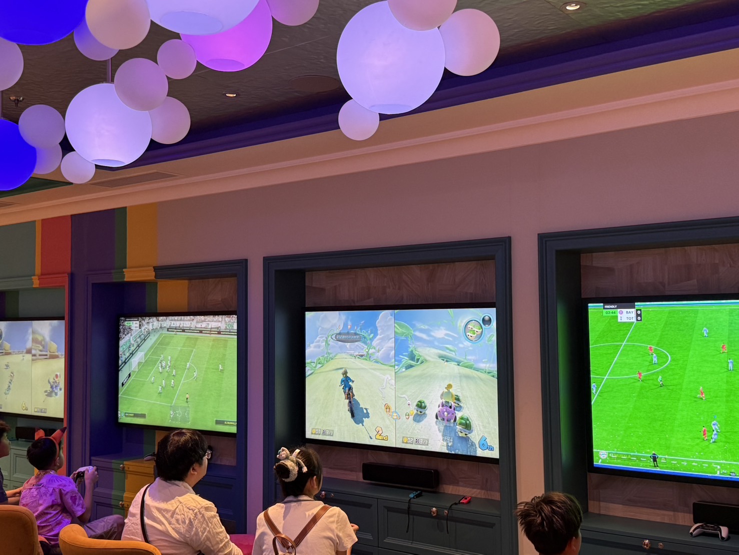 ゲームのモニターが並ぶスペース。息子が気になるのも分かる😊
