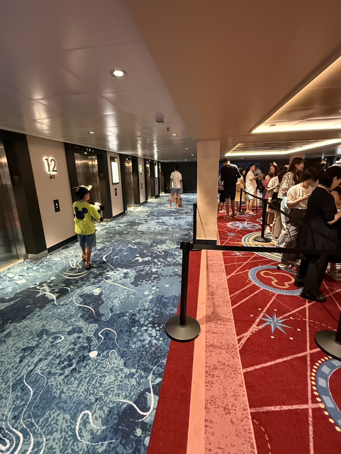 デッキ12へ。ミッキーに会いたい人が並んでいます。