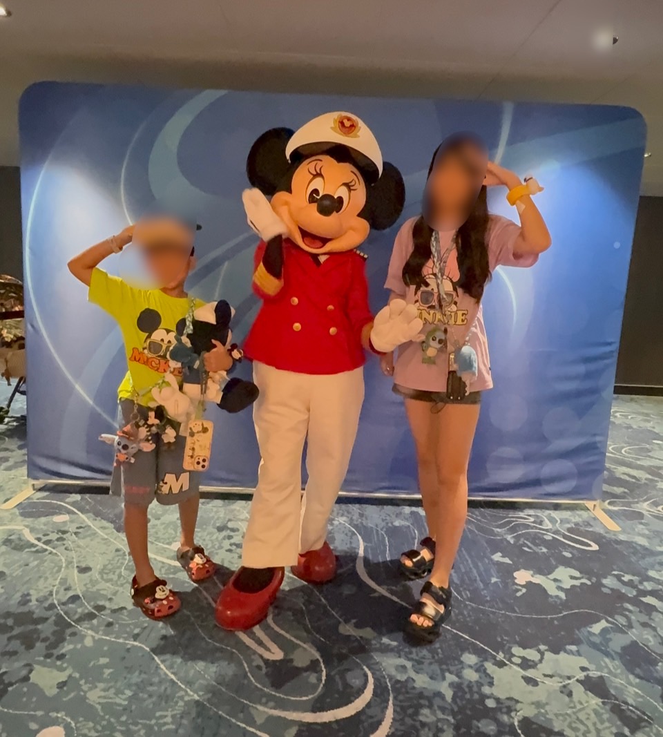 キャプテン・ミニーちゃんと娘、息子。赤いジャケットが可愛い💕