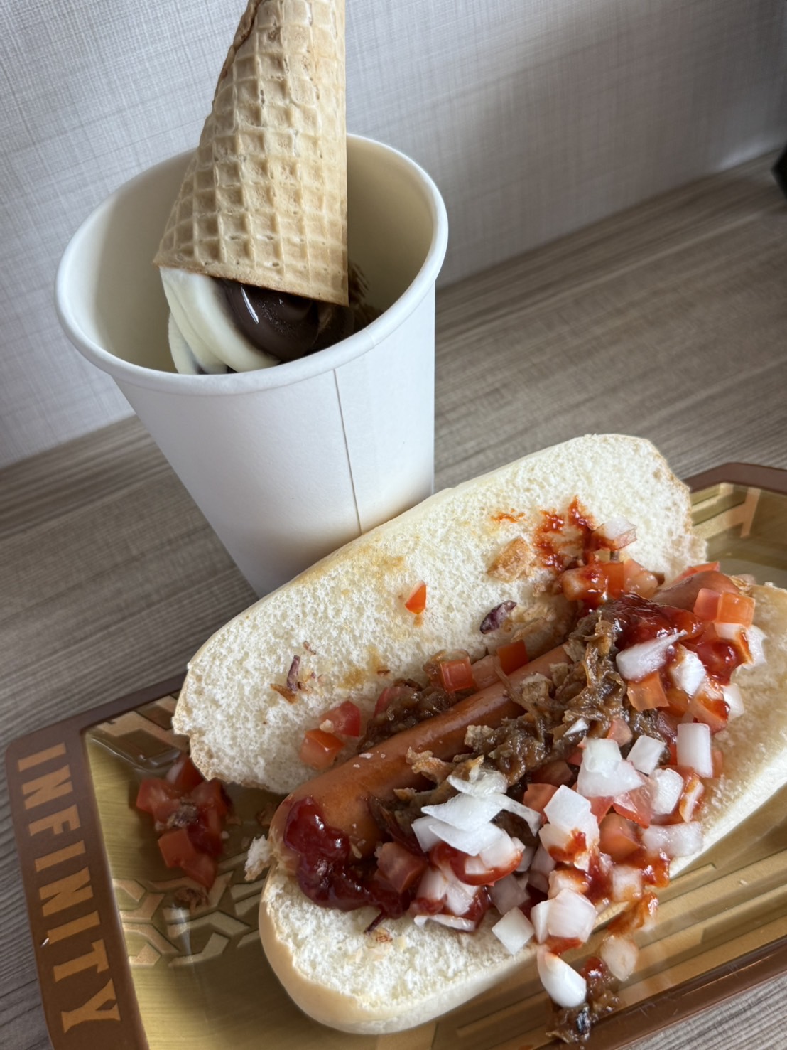 ホットドッグと、カップで持ち帰ったアイス🌭🍦 溶けるとは思いつつ笑