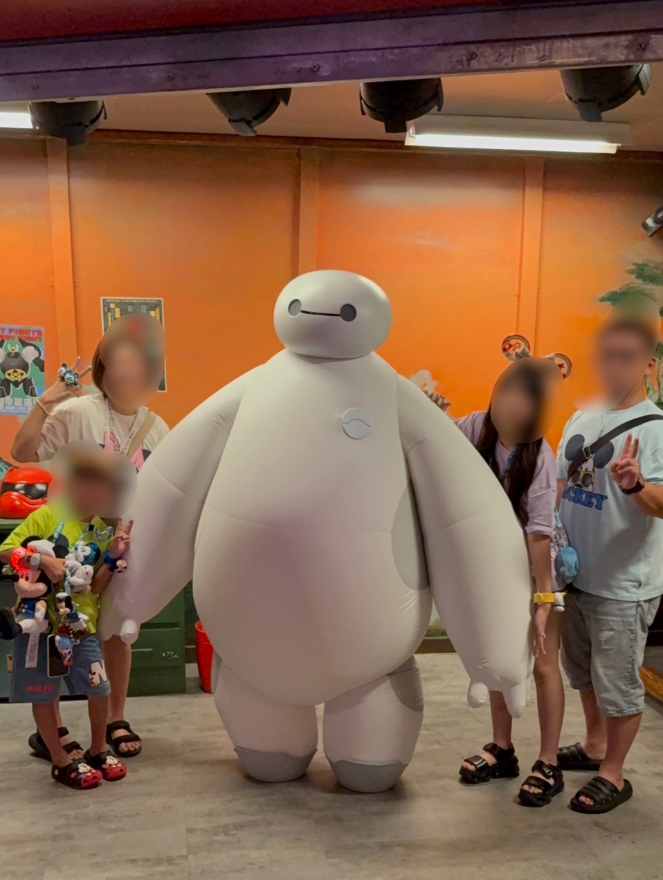 ベイマックスと家族4人で。真ん中の存在感がすごい🥰