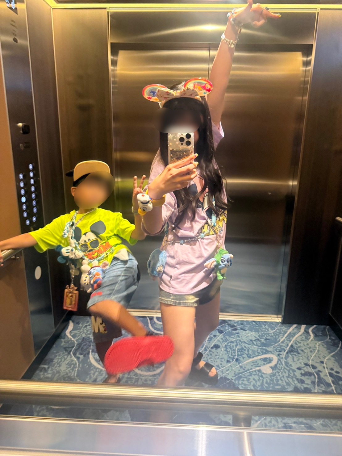 ピクシーダストを配りに行った娘と息子。エレベーターで何してるの🤣
