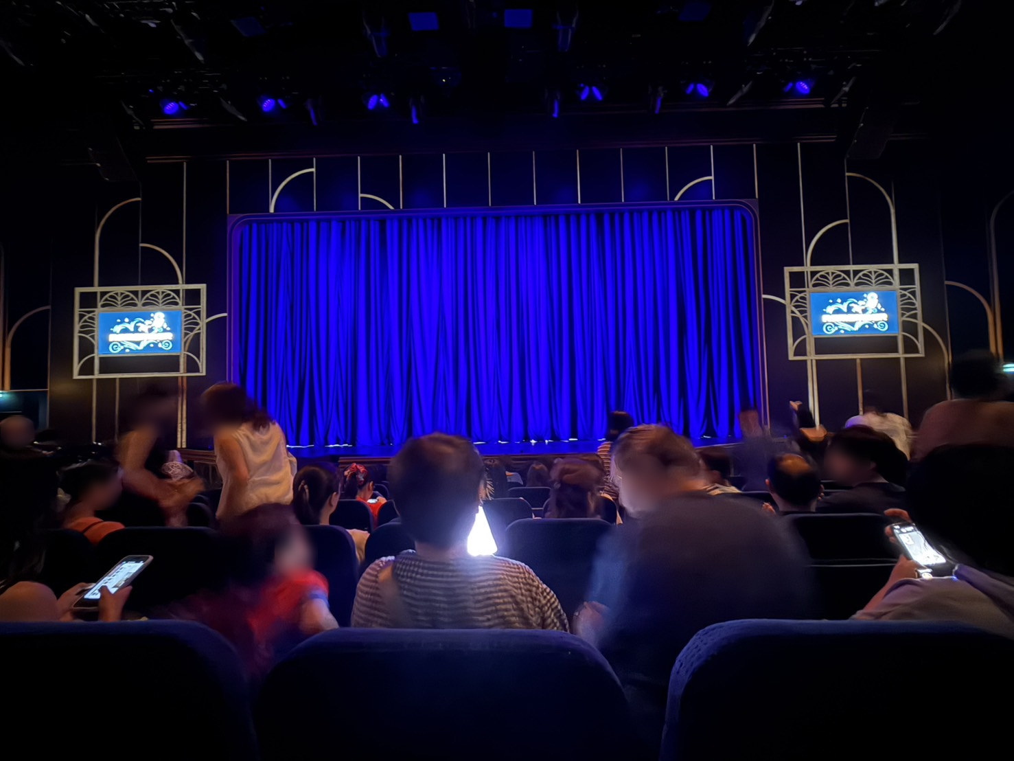 開演前の劇場。ショーが始まるのを待つ時間も楽しみ🎭