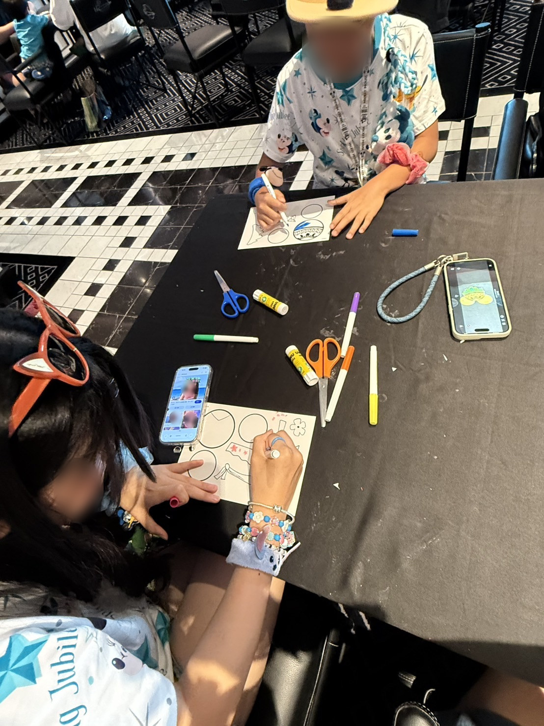 2人とも制作中。塗って、切って、手を動かす時間です✂️