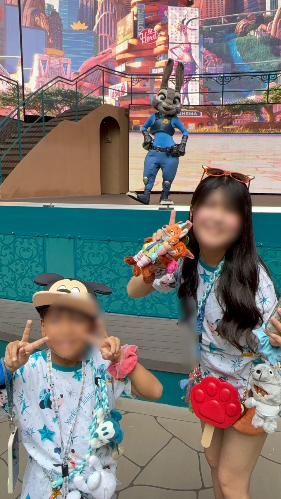 ジュディとも一緒に📸 2人でポーズを決めています😊