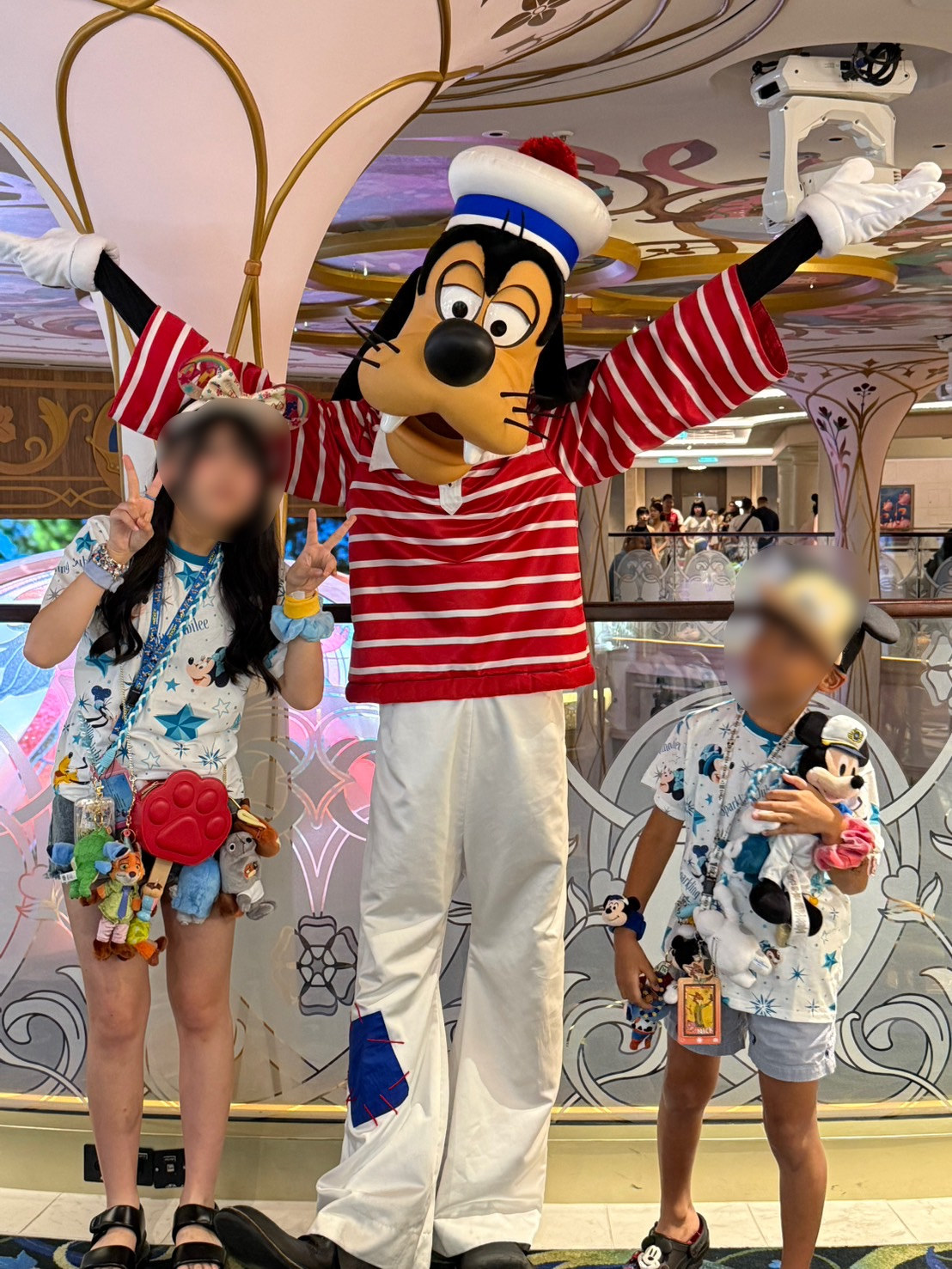 娘と息子、グーフィーと一緒に💕 お耳を持ったポーズも可愛い🤣