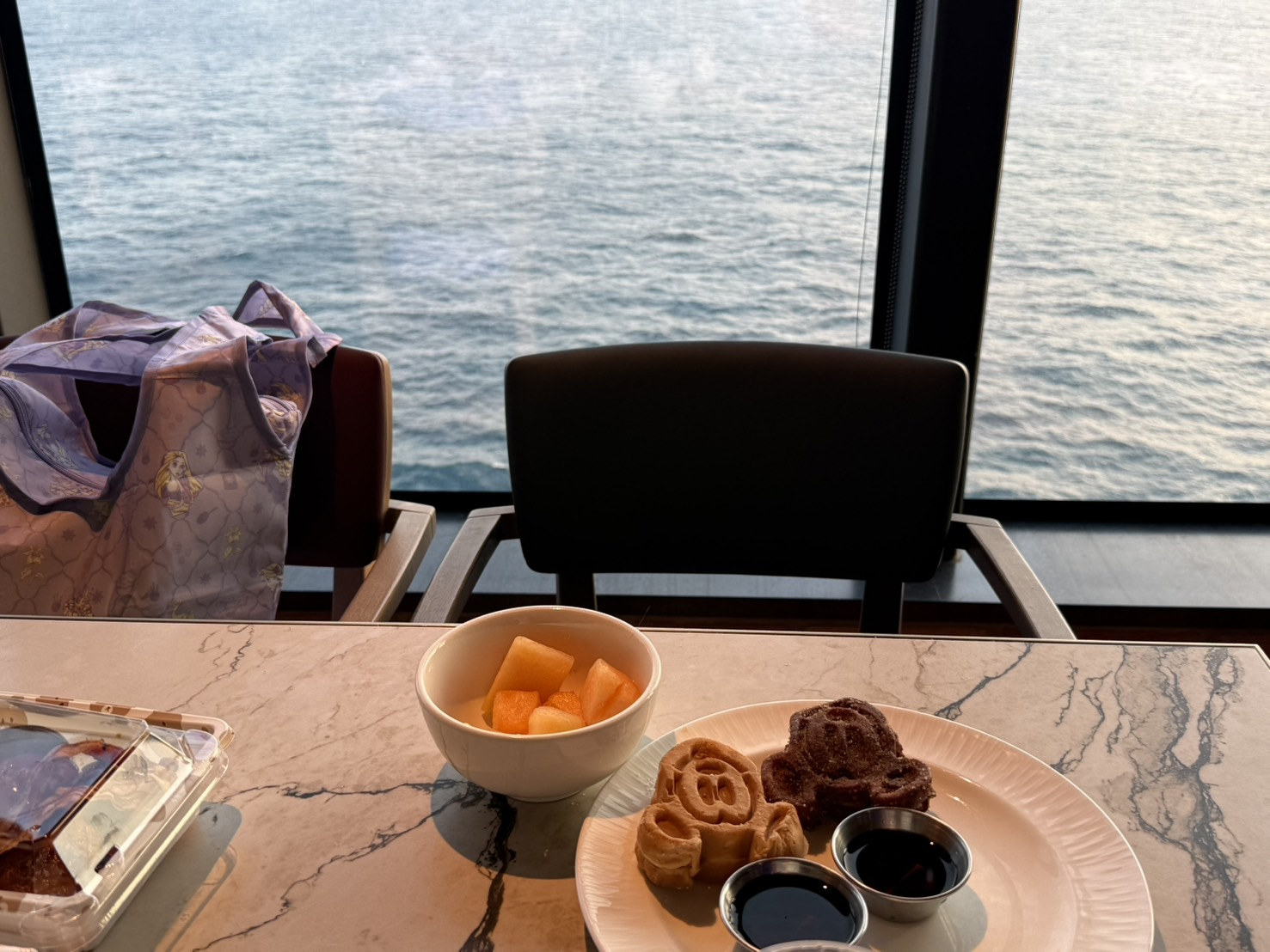 海とミッキーワッフル。この組み合わせ、船旅らしくて好き🥰