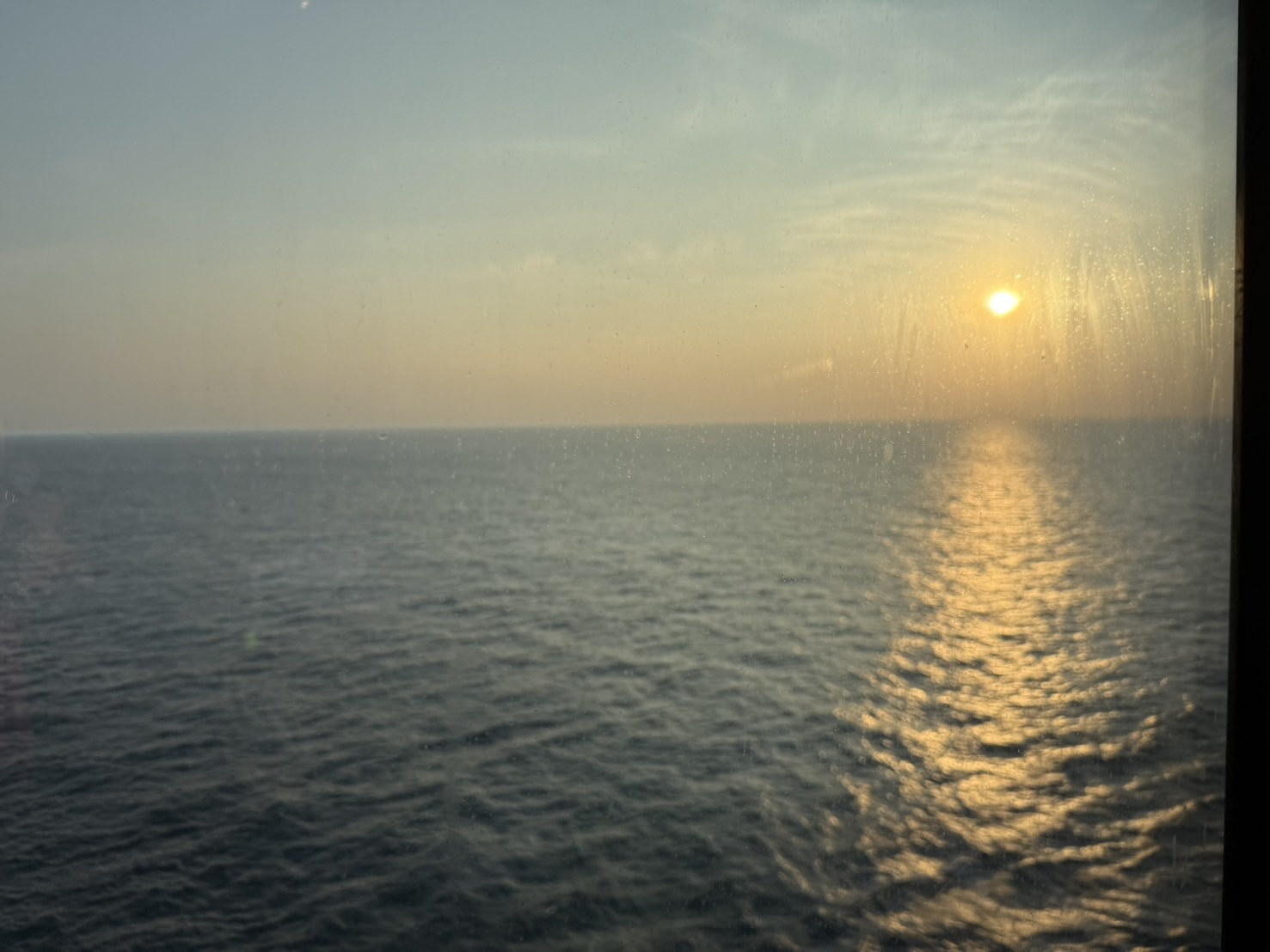 朝の海と太陽。ずっと見ていたくなる景色でした🌅