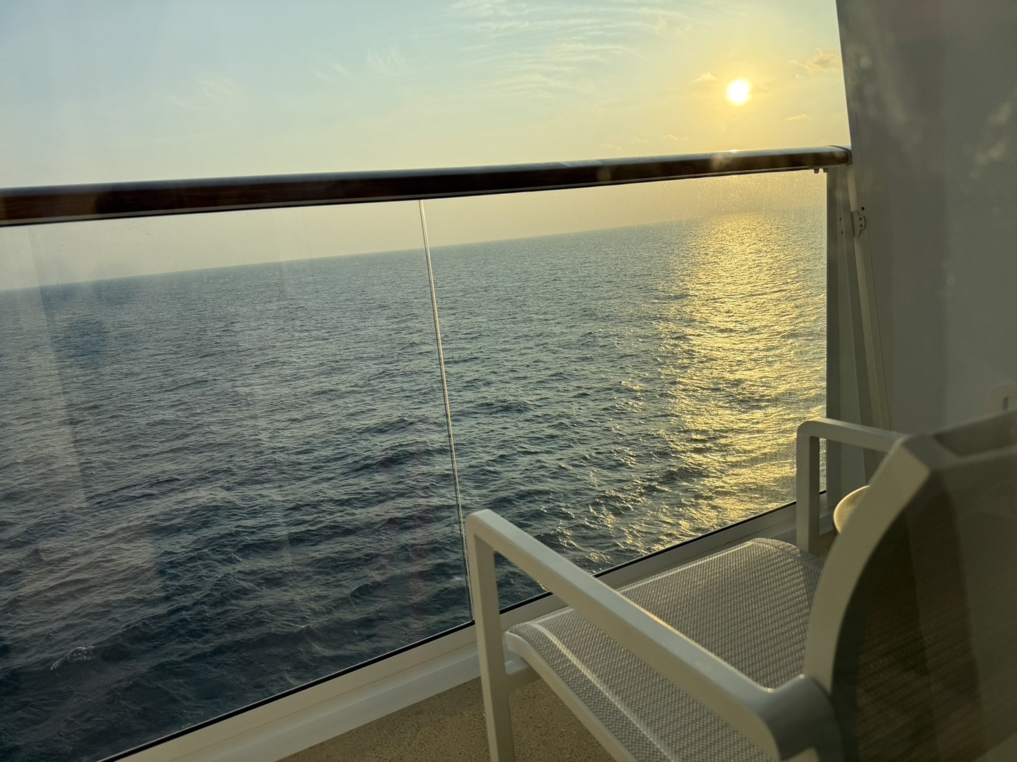 バルコニーでひと休み。船に泊まっているんだな〜と感じる時間🚢
