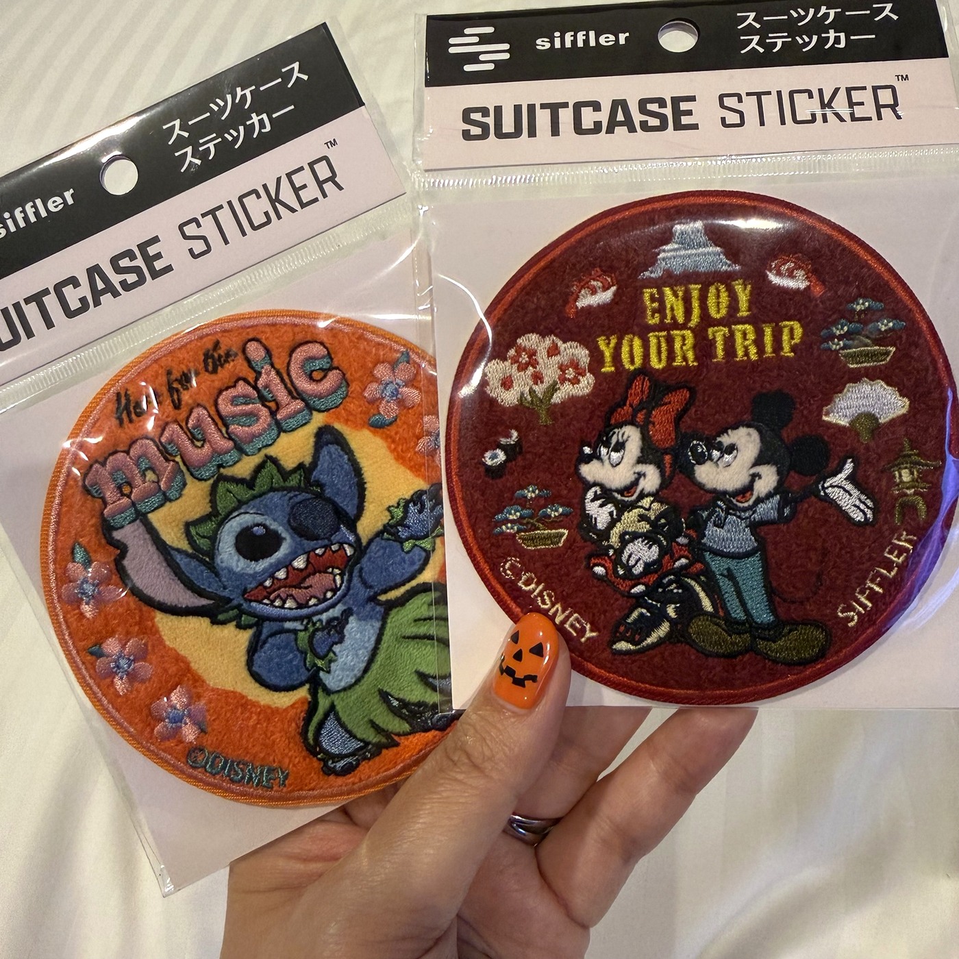 ミッキー&ミニーとスティッチのスーツケースステッカー。旅行中に、また旅のグッズを買っています😂