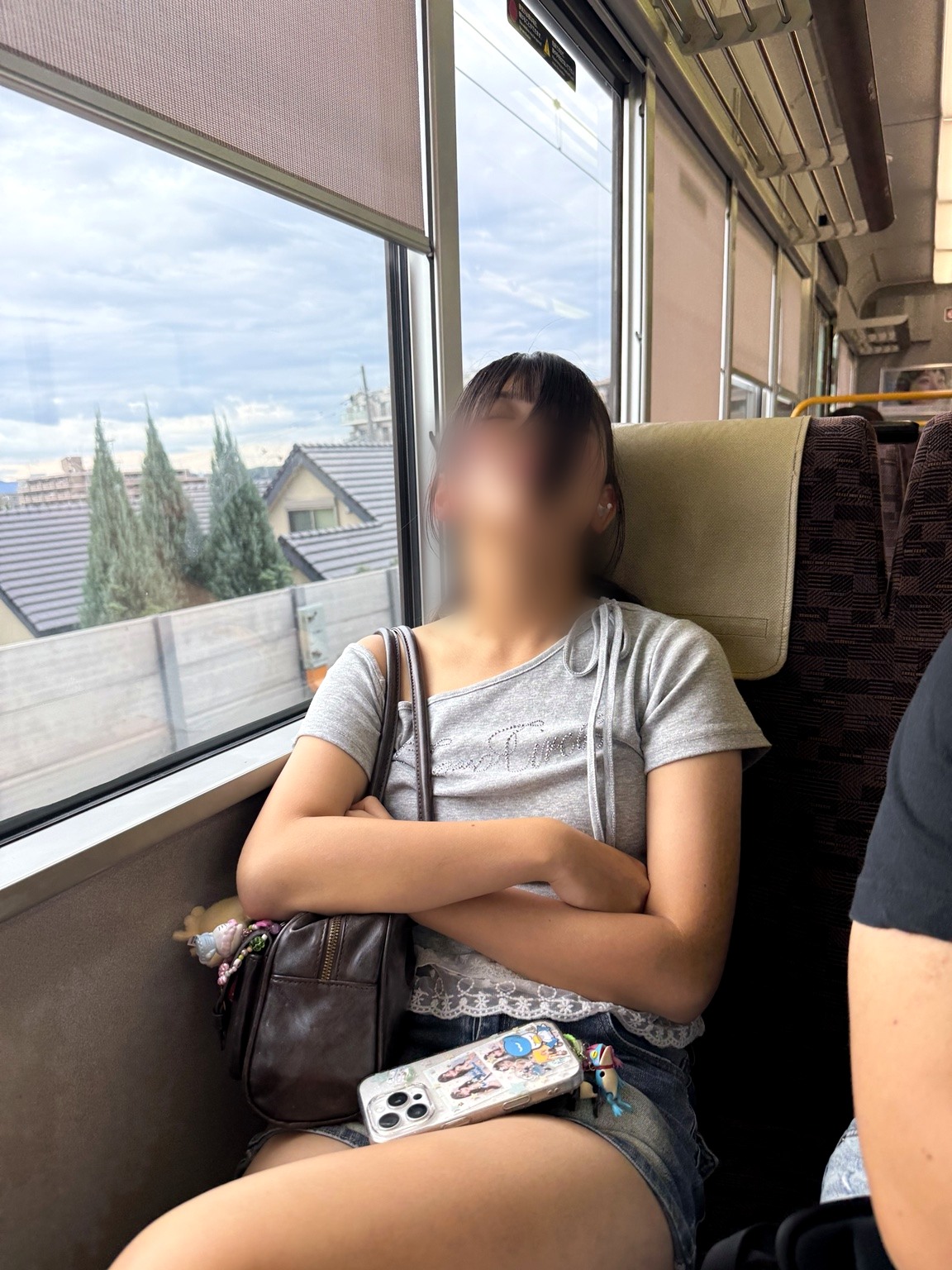 電車では座ってひと休み。暑い中、けっこう歩きました😂