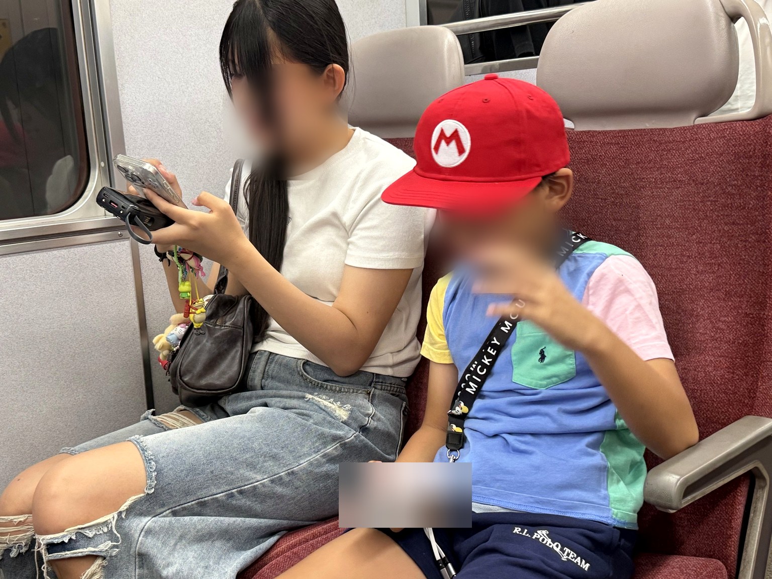 食後はまた電車で移動。息子もちょっとお疲れです。