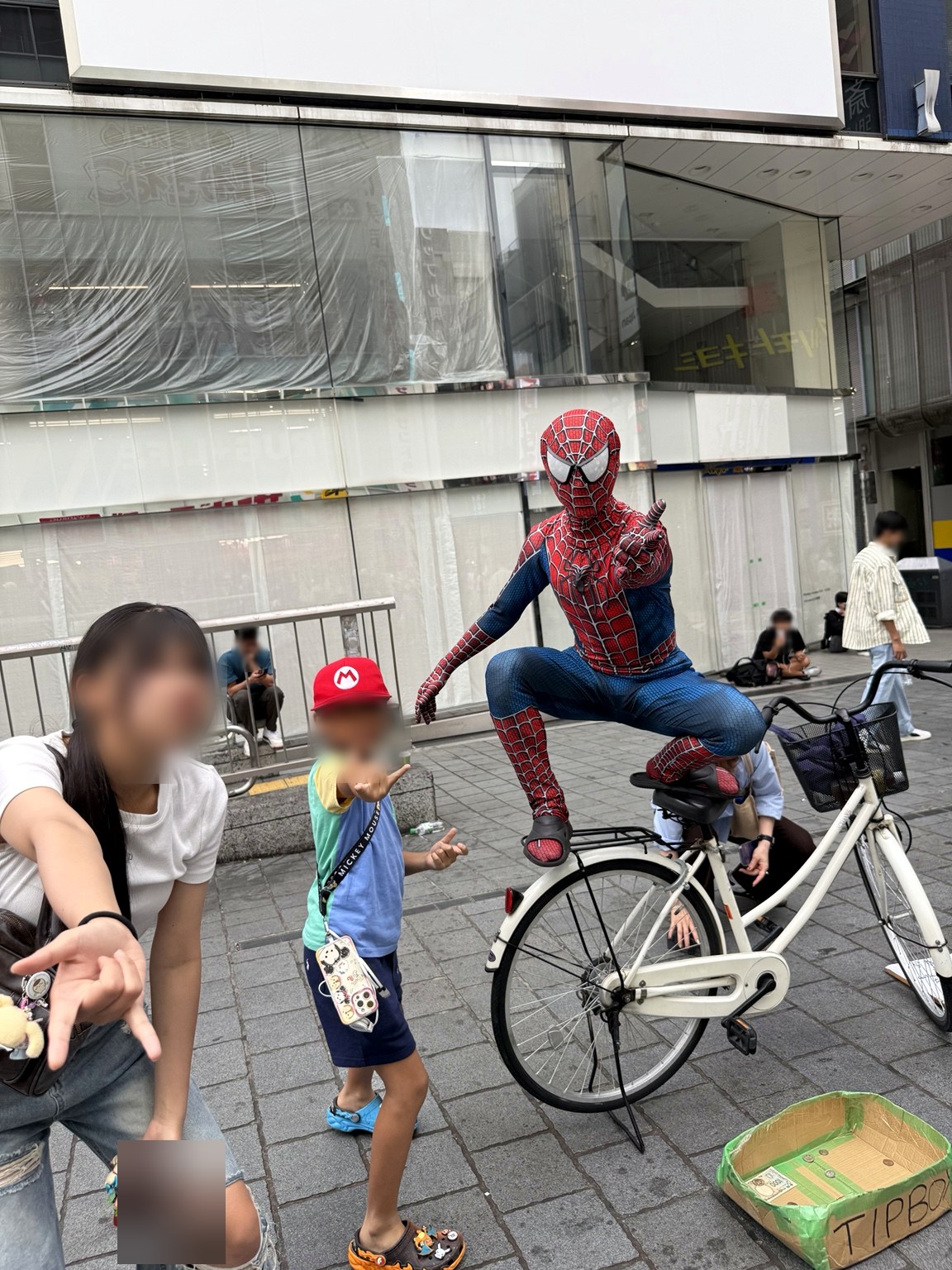 スパイダーマンの格好をした方と、息子たちも記念写真。