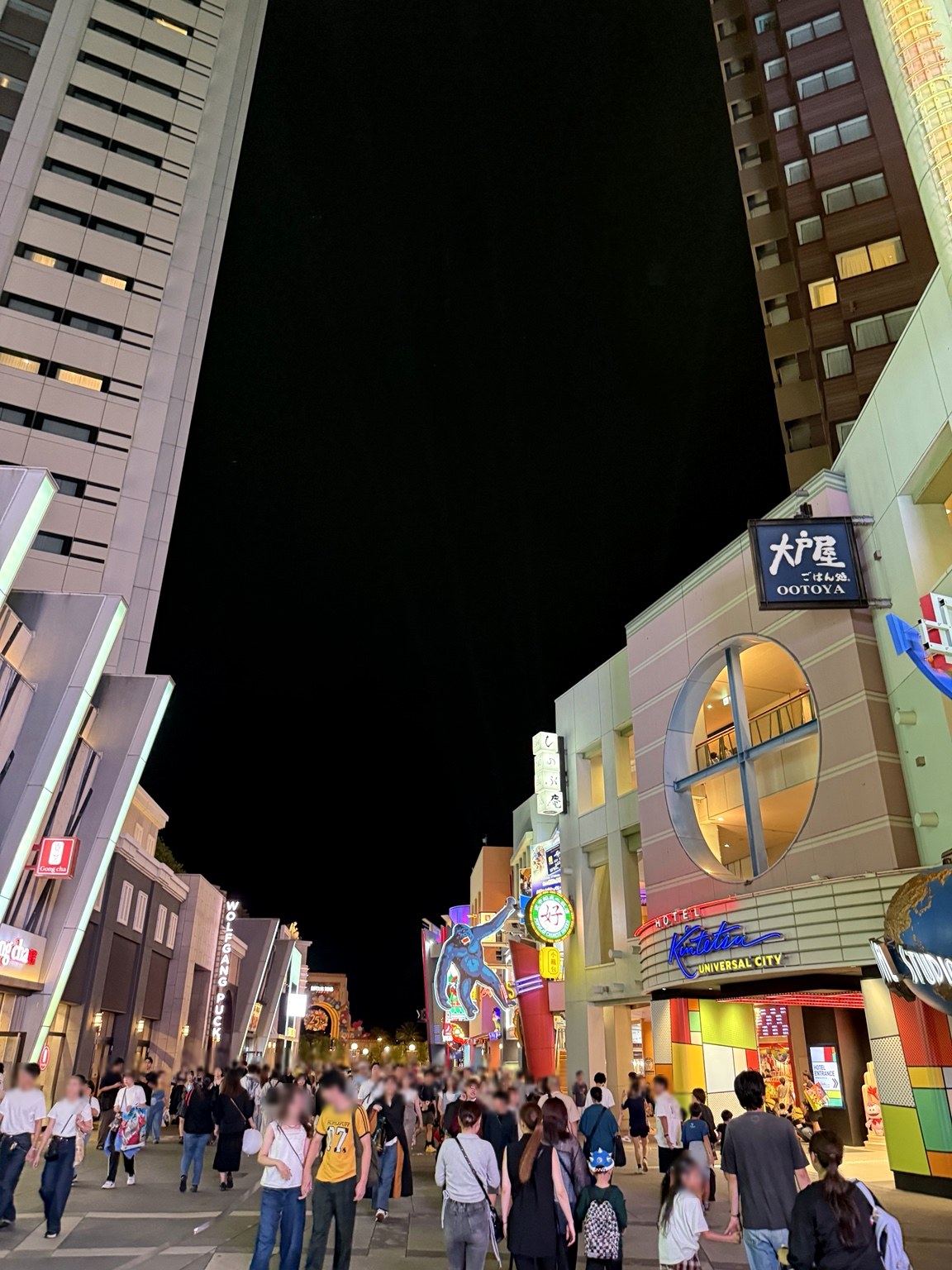 夜のユニバーサルシティも、たくさんの人！